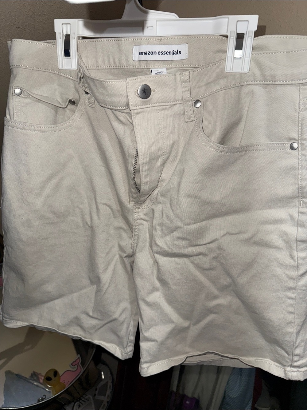Amazon Essentials Men's Off-White Twill Flat Front Shorts